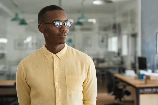 Focado Jovem Empresário Africano Pensando Sobre Trabalho Enquanto Trabalhava Grande — Fotografia de Stock