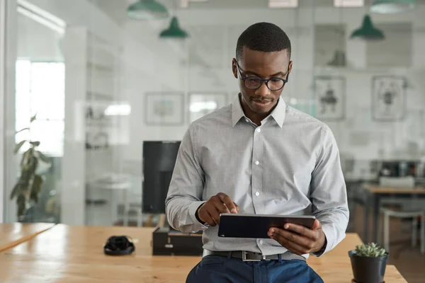 Joven Empresario Africano Apoyado Escritorio Una Gran Oficina Moderna Que — Foto de Stock