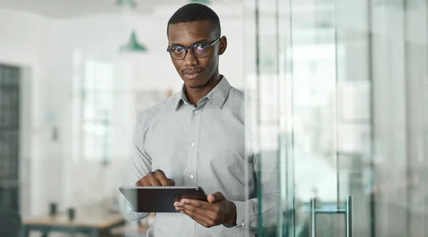 Retrato Jovem Empresário Africano Sozinho Escritório Moderno Trabalhando Online Com — Fotografia de Stock