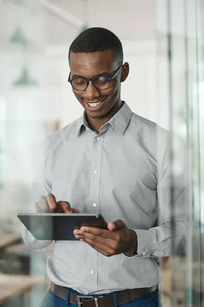 Jovem Empresário Africano Sorrindo Trabalhando Online Com Tablet Digital Enquanto — Fotografia de Stock