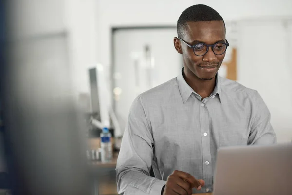 Mosolygó Fiatal Afrikai Üzletember Online Dolgozik Egy Laptop Miközben Egy — Stock Fotó