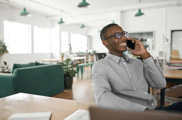 Ofisinde Çalışırken Cep Telefonuyla Konuşan Gülümseyen Genç Bir Afrikalı Işadamı — Stok fotoğraf