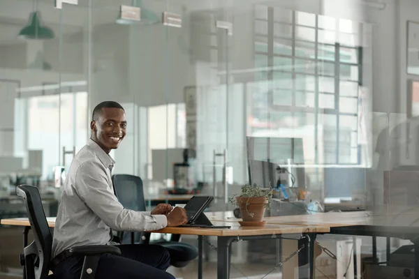 Retrato Jovem Empresário Africano Sorridente Sentado Uma Mesa Escritório Trabalhando — Fotografia de Stock