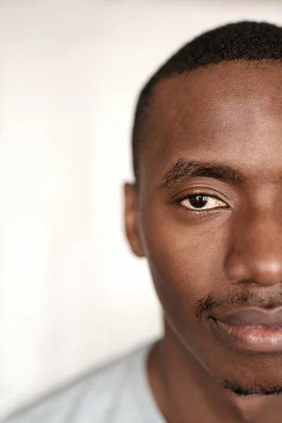 一个面带微笑的非洲年轻人的半张脸的剪影 — 图库照片
