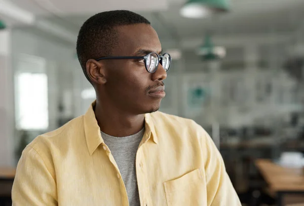 Focado Jovem Empresário Africano Profunda Pensamento Enquanto Está Sozinho Grande — Fotografia de Stock