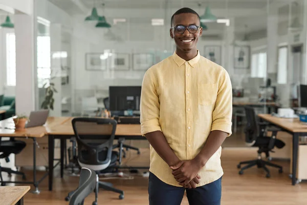 Retrato Joven Empresario Africano Sonriendo Mientras Estaba Solo Una Oficina — Foto de Stock