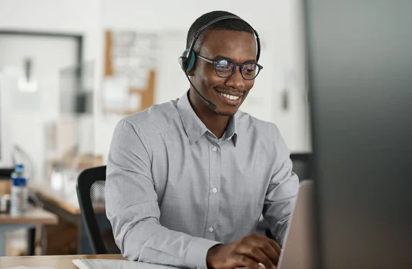 Jovem Empresário Africano Sorrindo Sentado Uma Mesa Trabalhando Laptop Conversando — Fotografia de Stock