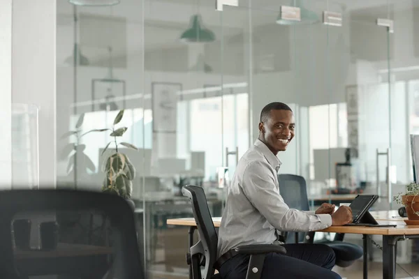 Retrato Jovem Empresário Africano Sorridente Trabalhando Online Com Tablet Digital — Fotografia de Stock