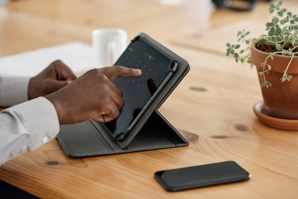 Encerramento Empresário Africano Sentado Uma Mesa Escritório Trabalhando Online Com — Fotografia de Stock