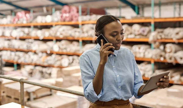 Manajer Wanita Muda Afrika Berbicara Telepon Dan Menggunakan Meja Saat — Stok Foto