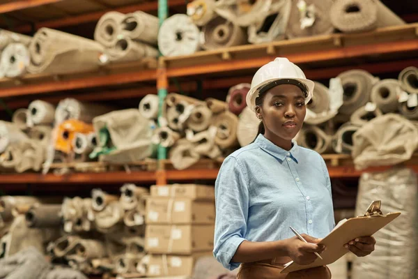 Portret Van Een Jonge Afrikaanse Vrouw Met Een Harde Hoed — Stockfoto