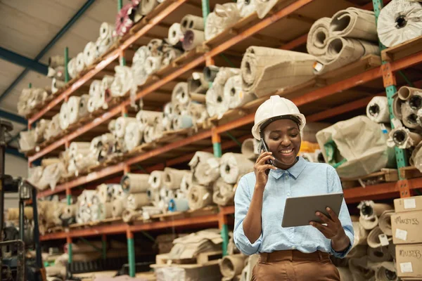 Sorrindo Jovem Africano Mulher Chapéu Duro Verificando Estoque Tablet Falando — Fotografia de Stock