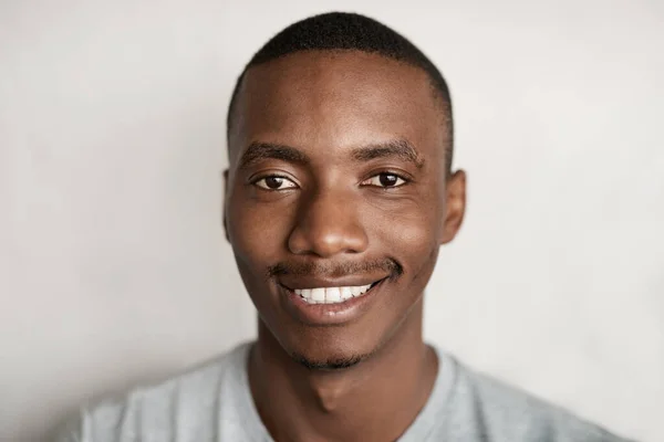 Retrato Joven Africano Con Una Camiseta Sonriendo Mientras Estaba Parado —  Fotos de Stock