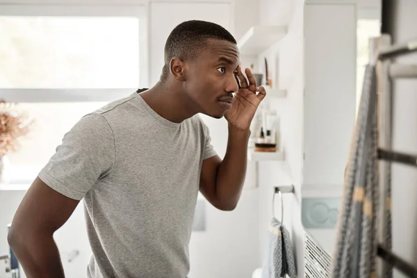 Ung Afrikansk Man Undersöker Sitt Ansikte När Han Står Framför — Stockfoto