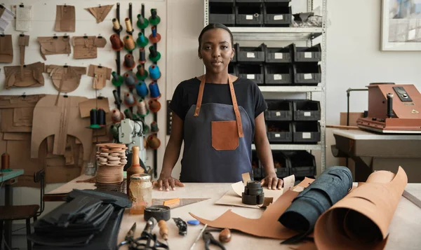 Portrait Une Jeune Travailleuse Africaine Cuir Debout Derrière Banc Dans — Photo