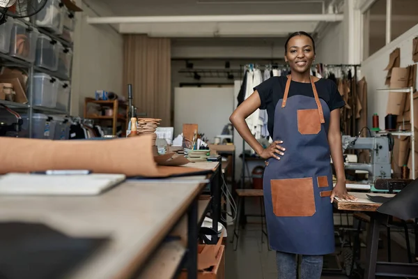 Porträtt Leende Ung Afrikansk Kvinnlig Läderarbetare Som Står Bakom Bänk — Stockfoto