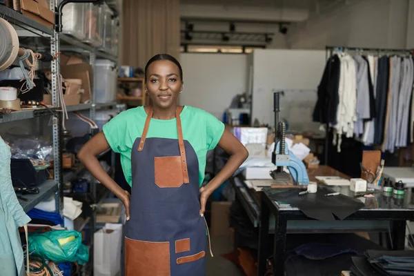 Retrato Una Joven Confiada Trabajadora Cuero Africana Vestida Pie Taller — Foto de Stock