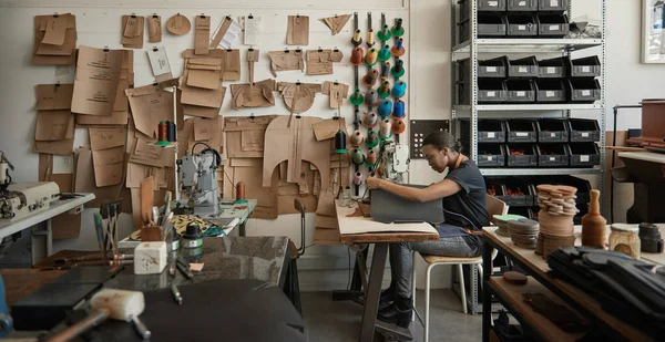 Junge Afrikanische Kunsthandwerkerin Bearbeitet Ihrem Atelier Ein Stück Leder Mit — Stockfoto