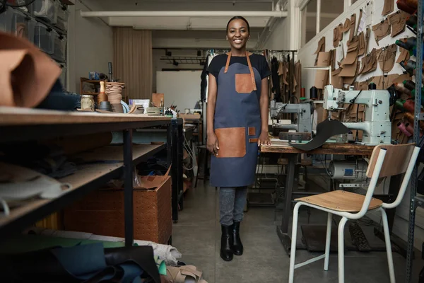 Retrato Uma Jovem Trabalhadora Africana Couro Sorridente Avental Sua Oficina — Fotografia de Stock