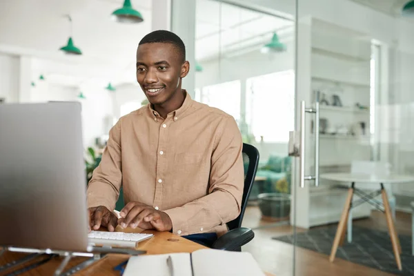 Usmívající Mladý Africký Podnikatel Sedí Stolem Moderní Kanceláři Pracuje Počítači — Stock fotografie