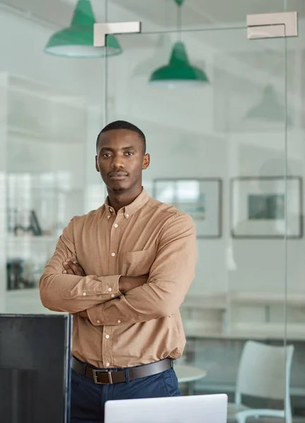 Retrato Joven Empresario Africano Confiado Pie Con Los Brazos Cruzados —  Fotos de Stock