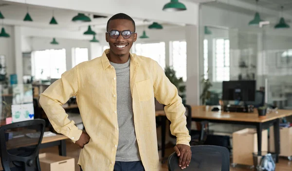 Retrato Jovem Empresário Africano Sorrindo Enquanto Inclina Uma Cadeira Perto — Fotografia de Stock