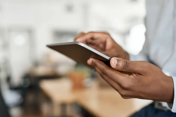 Close Empresário Africano Grande Escritório Moderno Trabalhando Line Com Tablet — Fotografia de Stock