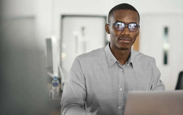 Porträtt Självsäker Ung Afrikansk Affärsman Som Arbetar Bärbar Dator Sittande — Stockfoto