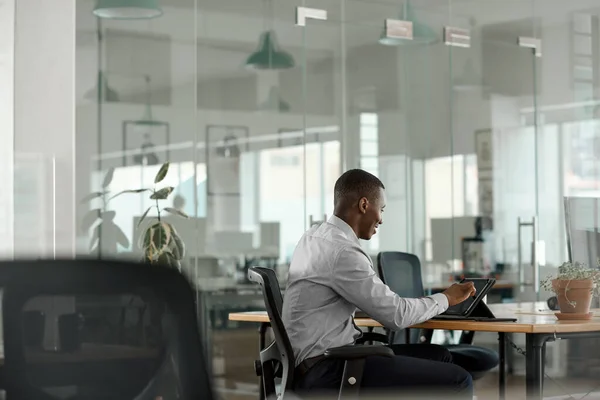 Jovem Empresário Africano Sorridente Sentado Uma Mesa Escritório Trabalhando Online — Fotografia de Stock