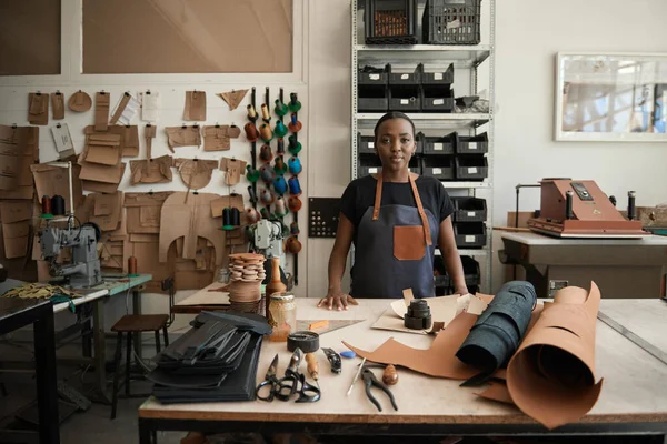 Porträtt Ung Afrikansk Kvinnlig Läderarbetare Som Står Bakom Arbetsbänk Sin — Stockfoto