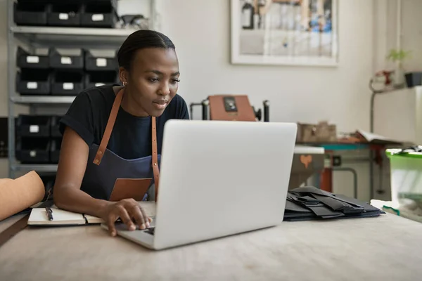 Jovem Trabalhadora Africana Couro Fazendo Pedidos Line Com Laptop Uma — Fotografia de Stock