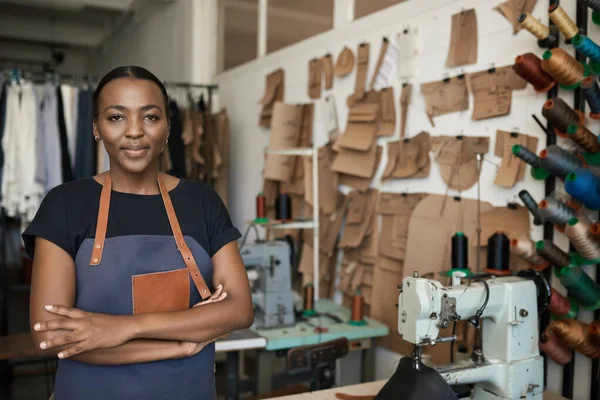 Retrato Uma Jovem Trabalhadora Africana Couro Atrás Banco Seu Estúdio — Fotografia de Stock