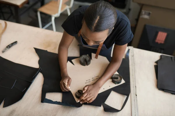 Ângulo Alto Uma Mulher Africana Usando Padrão Pedaço Couro Enquanto — Fotografia de Stock