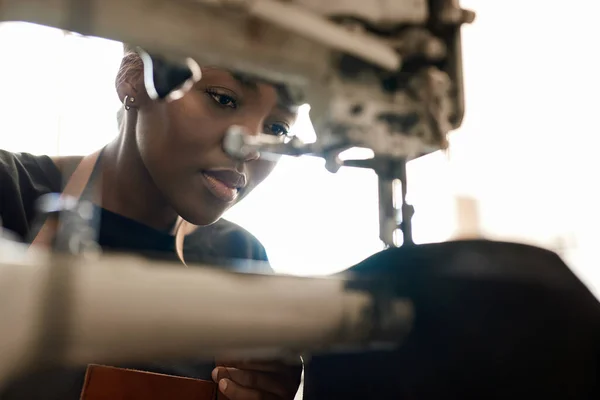 Closeup Young African Female Artisan Working Piece Leather Sewing Machine — Stock Photo, Image