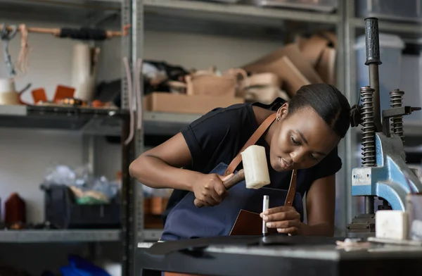 Ung Afrikansk Kvinnlig Läderarbetare Som Använder Klubba Och Slag När — Stockfoto