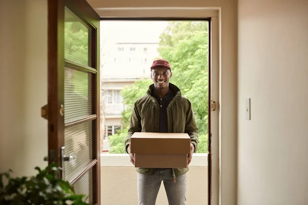 Sonriente Joven Repartidor Africano Pie Fuera Apartamento Abierto Puerta Delantera —  Fotos de Stock