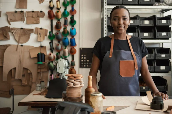 Retrato Uma Jovem Trabalhadora Africana Couro Uma Bancada Seu Estúdio — Fotografia de Stock