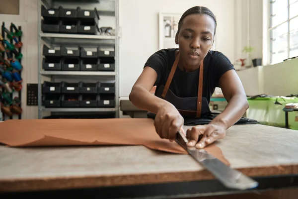 Jovem Artesã Africana Usando Uma Régua Uma Faca Para Cortar — Fotografia de Stock