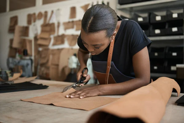 Молода Африканська Художниця Використовує Ножиці Щоб Вирізати Шматочок Шкіри Робочому — стокове фото