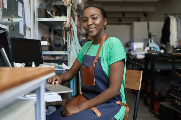 Portrét Usmívající Mladé Africké Řemeslnice Pracující Notebooku Zatímco Sedí Stolem — Stock fotografie