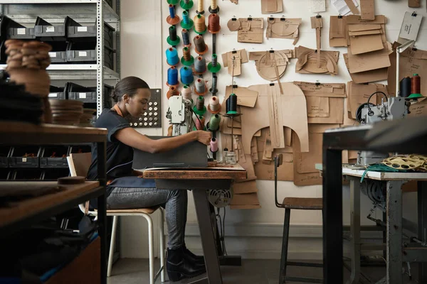 Joven Artesana Africana Cosiendo Una Pieza Cuero Mientras Usa Una — Foto de Stock