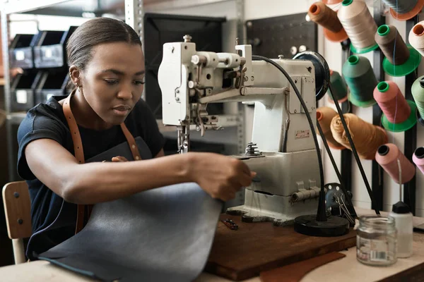 Ung Afrikansk Kvinnlig Hantverkare Sitter Vid Symaskin Sin Ateljé Och — Stockfoto