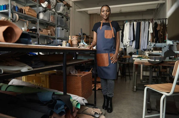 Portrait Une Jeune Travailleuse Africaine Cuir Portant Tablier Debout Près — Photo