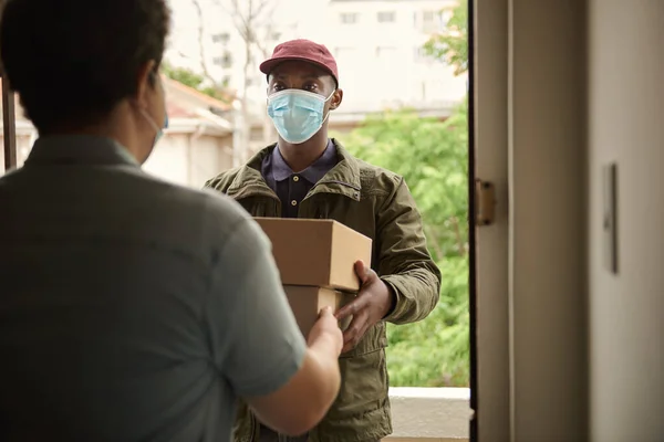Kurir Afrika Mengenakan Masker Wajah Pelindung Mengantarkan Paket Kepada Pelanggan — Stok Foto