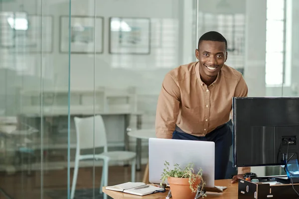 Retrato Joven Empresario Africano Sonriente Apoyado Sobre Escritorio Una Oficina — Foto de Stock