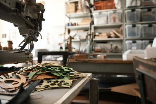 Крупним Планом Промислової Швейної Машини Матеріалів Робочому Столі Бутік Шкіряній — стокове фото