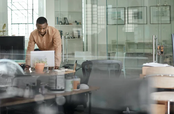 Focado Jovem Empresário Africano Inclinado Sobre Sua Mesa Escritório Moderno — Fotografia de Stock