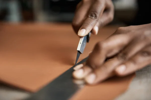 Closeup African Female Artisan Using Ruler Knife Cut Pieces Leather — Stock Photo, Image