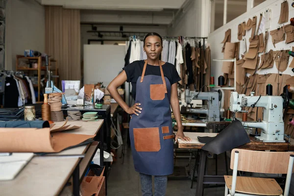 Retrato Uma Jovem Trabalhadora Africana Couro Lado Uma Máquina Costura — Fotografia de Stock