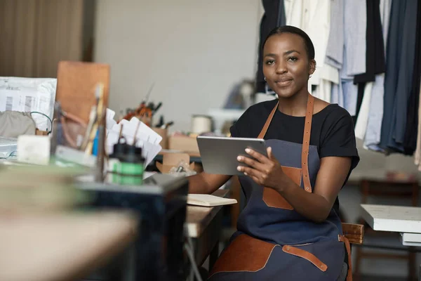 Porträtt Ung Afrikansk Kvinnlig Läderarbetare Som Använder Digital Surfplatta Vid — Stockfoto
